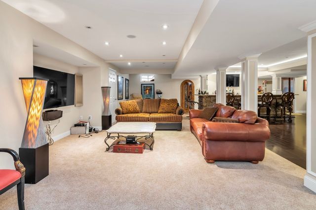 52 Goodnow Ln, Framingham, MA 01702