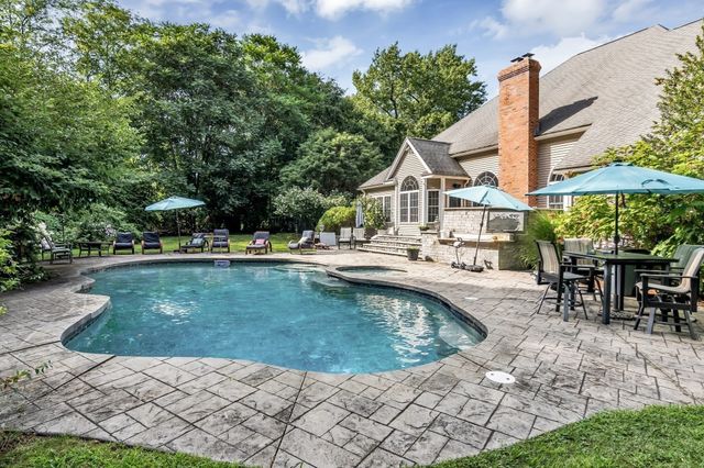 52 Goodnow Ln, Framingham, MA 01702
