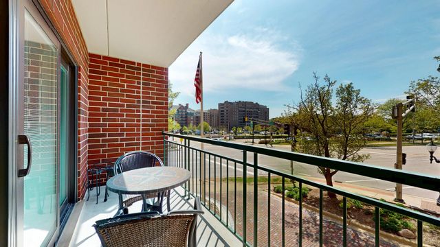 201 N Vail Avenue 207, Arlington Heights, IL 60004