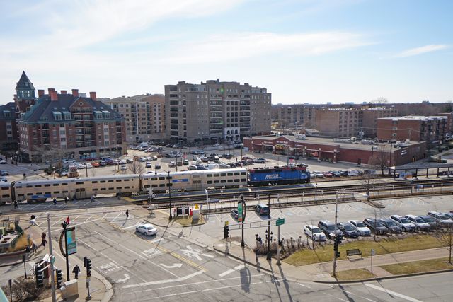 201 N Vail Avenue 207, Arlington Heights, IL 60004