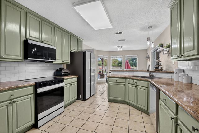10425 Brangus Drive, Crowley, TX 76036
