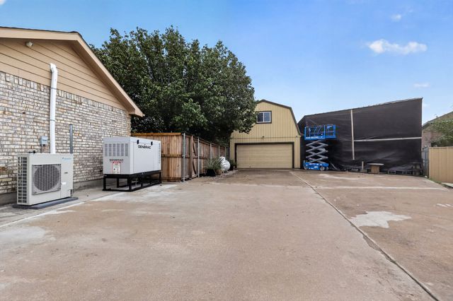 10425 Brangus Drive, Crowley, TX 76036