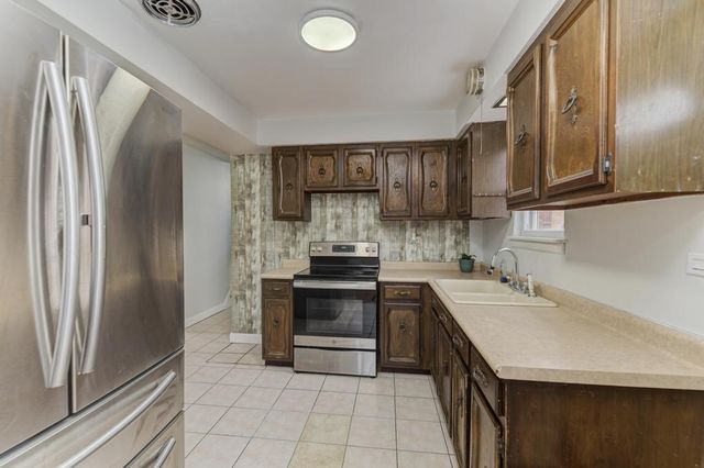 8625 43rd Street, Lyons, IL 60534