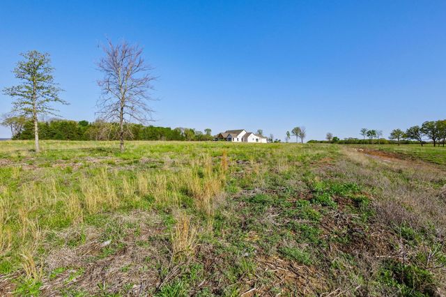 381 Lakewood Lane, Honey Grove, TX 75446