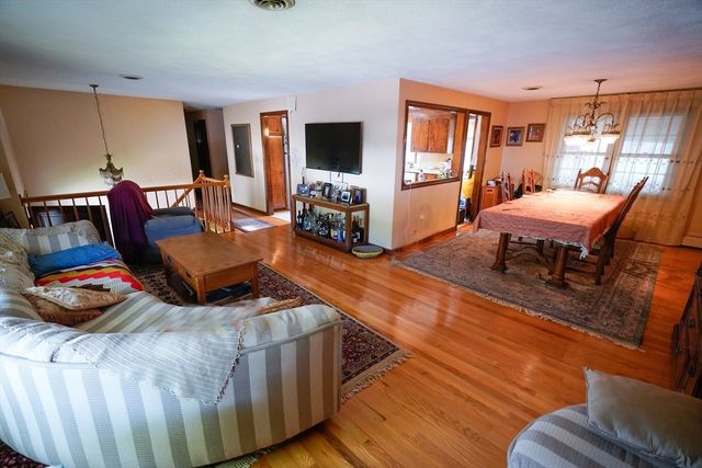 17 Old Farm Rd, Reading, MA 01867