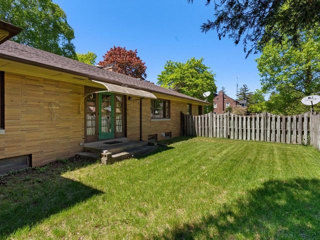 1127 Lincoln BOULEVARD, Manitowoc, WI 54220