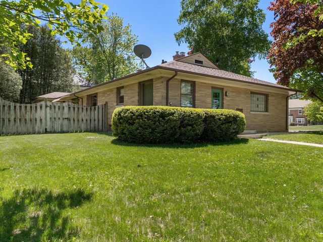 1127 Lincoln BOULEVARD, Manitowoc, WI 54220