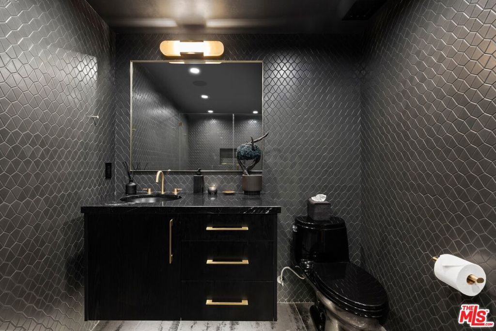Image 9 of property listing at 8787 Shoreham Drive 309, West Hollywood, CA 90069