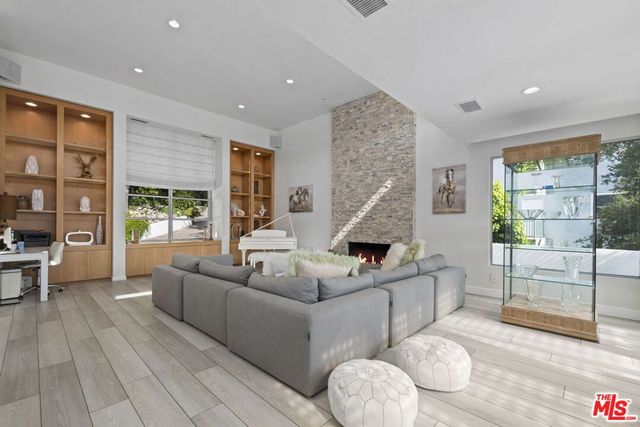 641 Walther Way, Los Angeles, CA 90049