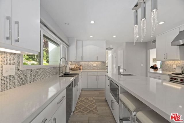 641 Walther Way, Los Angeles, CA 90049