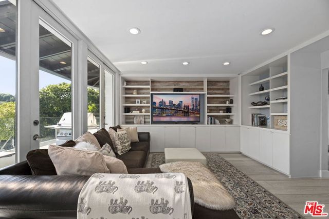 641 Walther Way, Los Angeles, CA 90049