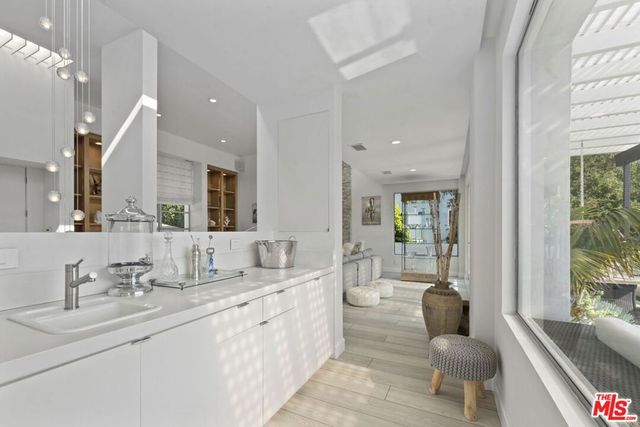 641 Walther Way, Los Angeles, CA 90049