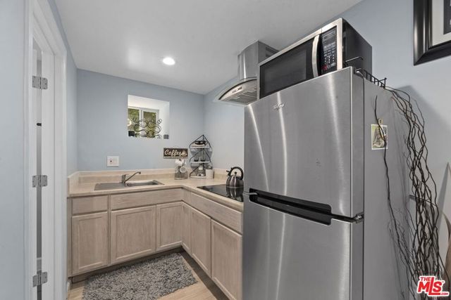 641 Walther Way, Los Angeles, CA 90049