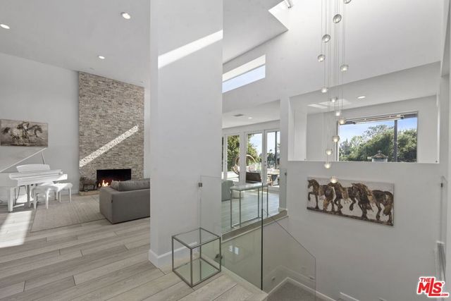 641 Walther Way, Los Angeles, CA 90049