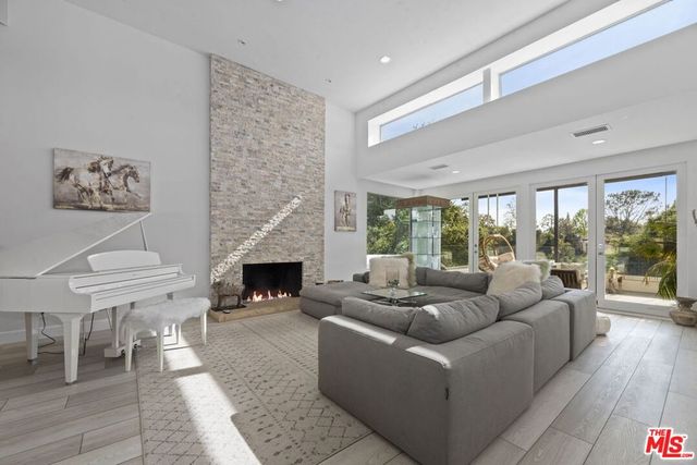 641 Walther Way, Los Angeles, CA 90049