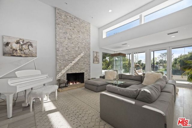 641 Walther Way, Los Angeles, CA 90049