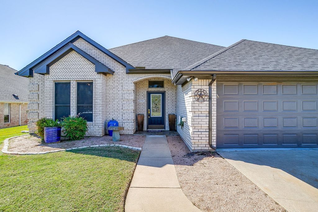 8700 Bellechase Road, Granbury, TX 76049