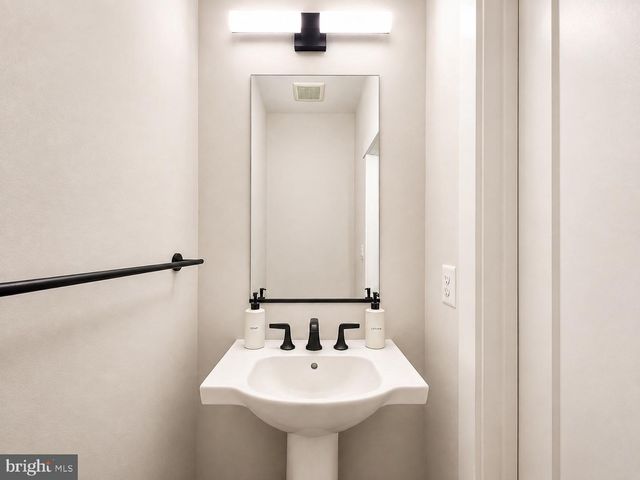 1011 SYCAMORE DR SE, Washington, DC 20032