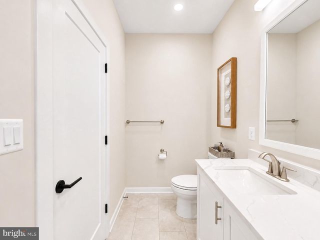 1011 SYCAMORE DR SE, Washington, DC 20032