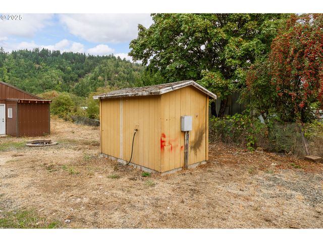 161 SOUTH Ave, Sutherlin, OR 97479