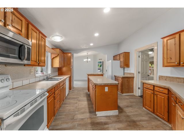 161 SOUTH Ave, Sutherlin, OR 97479