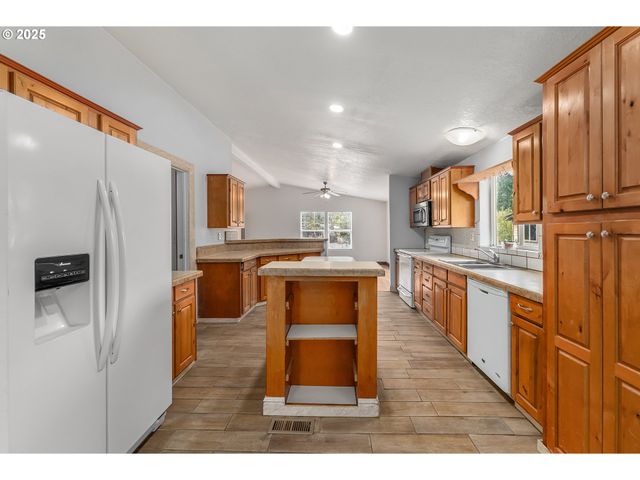 161 SOUTH Ave, Sutherlin, OR 97479