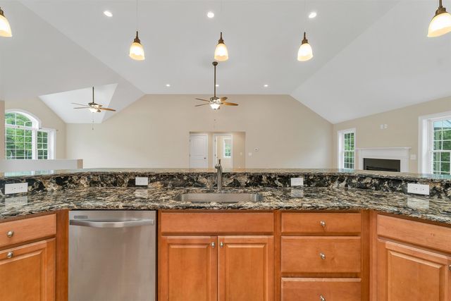10 Zoe Lane, Newton, NH 03858