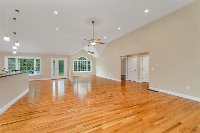 10 Zoe Lane, Newton, NH 03858