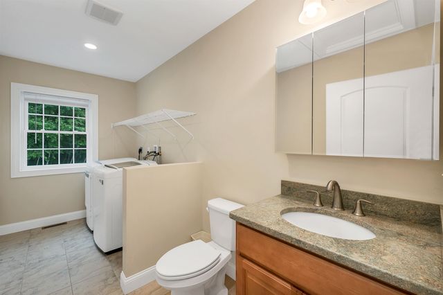 10 Zoe Lane, Newton, NH 03858