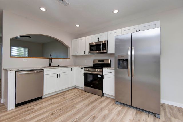 1329 W Chase Street, Springfield, MO 65803