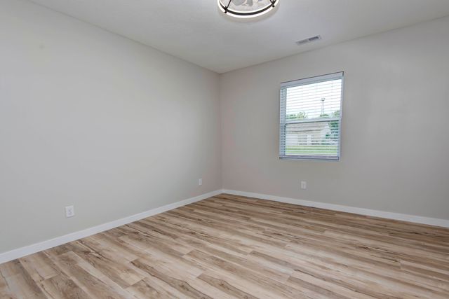 1329 W Chase Street, Springfield, MO 65803