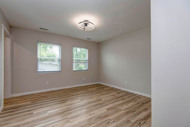 1329 W Chase Street, Springfield, MO 65803