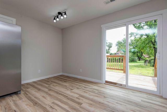 1329 W Chase Street, Springfield, MO 65803