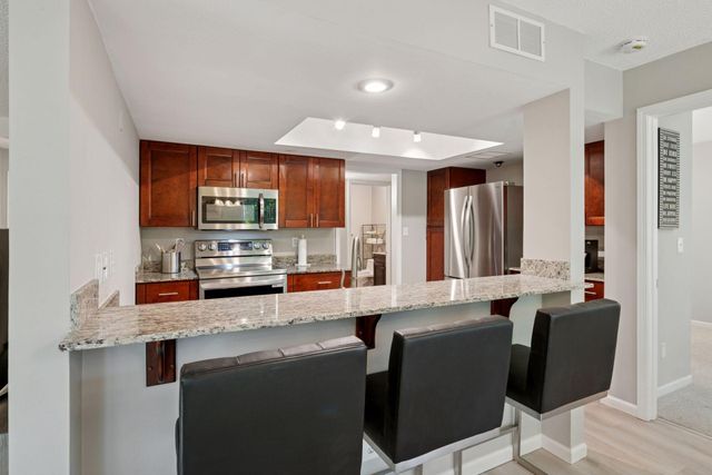 6085 Lincoln Drive 214, Edina, MN 55436