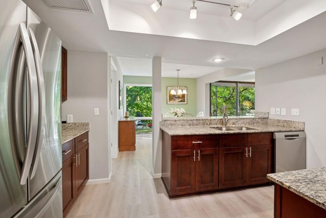 6085 Lincoln Drive 214, Edina, MN 55436