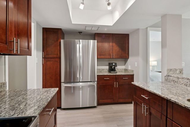 6085 Lincoln Drive 214, Edina, MN 55436
