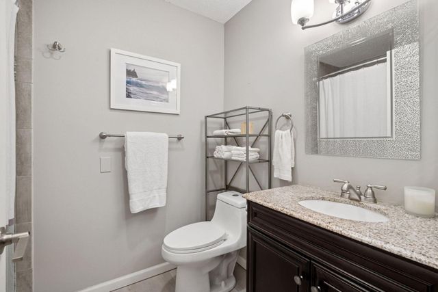 6085 Lincoln Drive 214, Edina, MN 55436