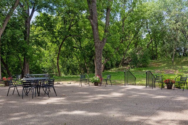 6085 Lincoln Drive 214, Edina, MN 55436