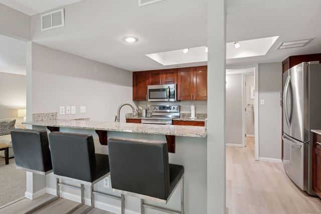 6085 Lincoln Drive 214, Edina, MN 55436