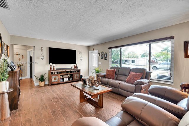 521 NW 93rd Ter, Pembroke Pines, FL 33024