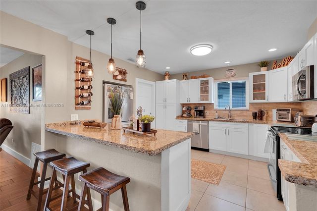 521 NW 93rd Ter, Pembroke Pines, FL 33024