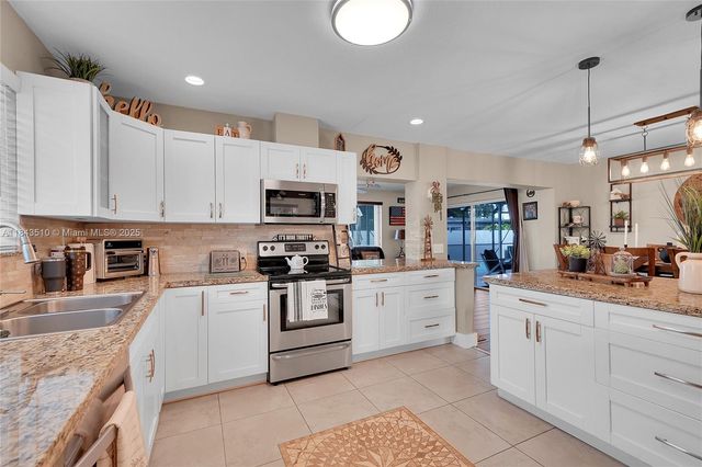 521 NW 93rd Ter, Pembroke Pines, FL 33024