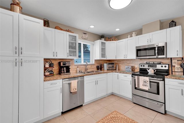 521 NW 93rd Ter, Pembroke Pines, FL 33024