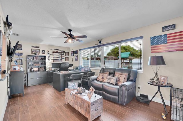 521 NW 93rd Ter, Pembroke Pines, FL 33024