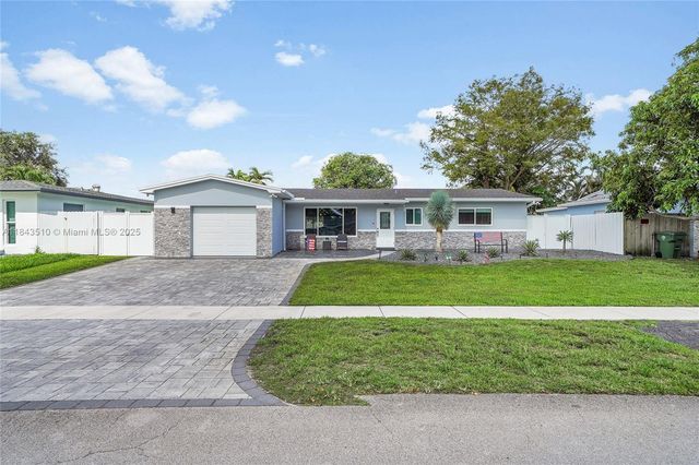 521 NW 93rd Ter, Pembroke Pines, FL 33024