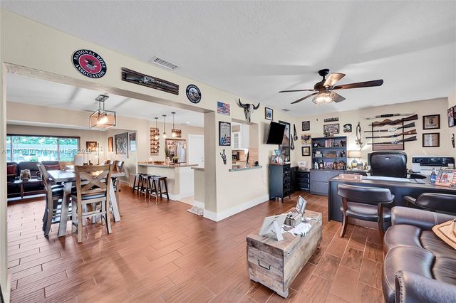 521 NW 93rd Ter, Pembroke Pines, FL 33024
