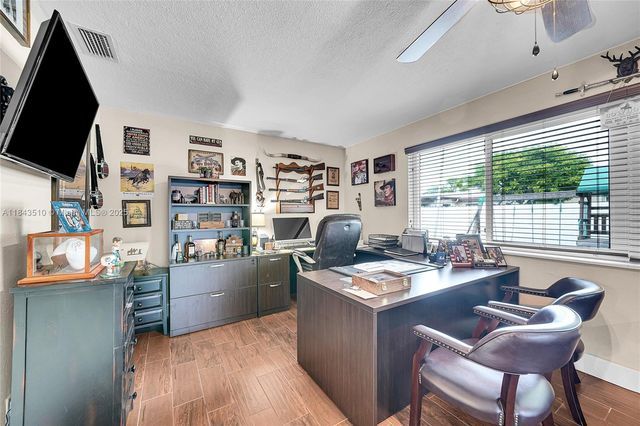 521 NW 93rd Ter, Pembroke Pines, FL 33024