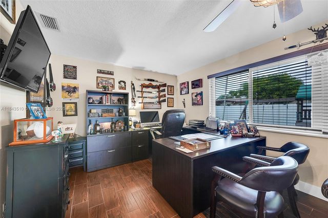 521 NW 93rd Ter, Pembroke Pines, FL 33024