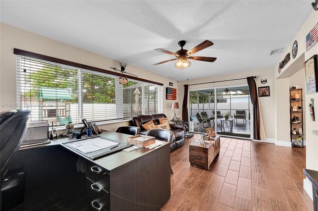 521 NW 93rd Ter, Pembroke Pines, FL 33024