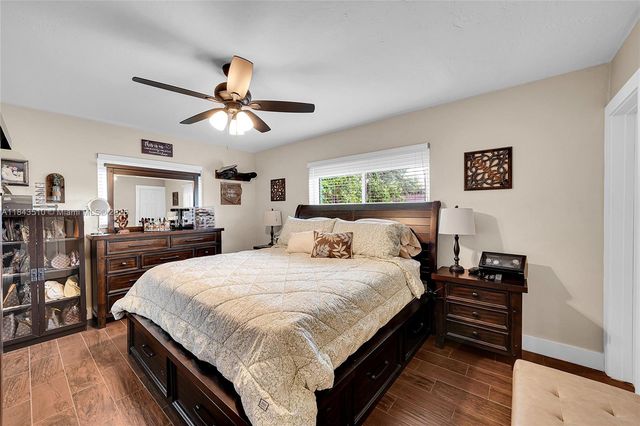 521 NW 93rd Ter, Pembroke Pines, FL 33024